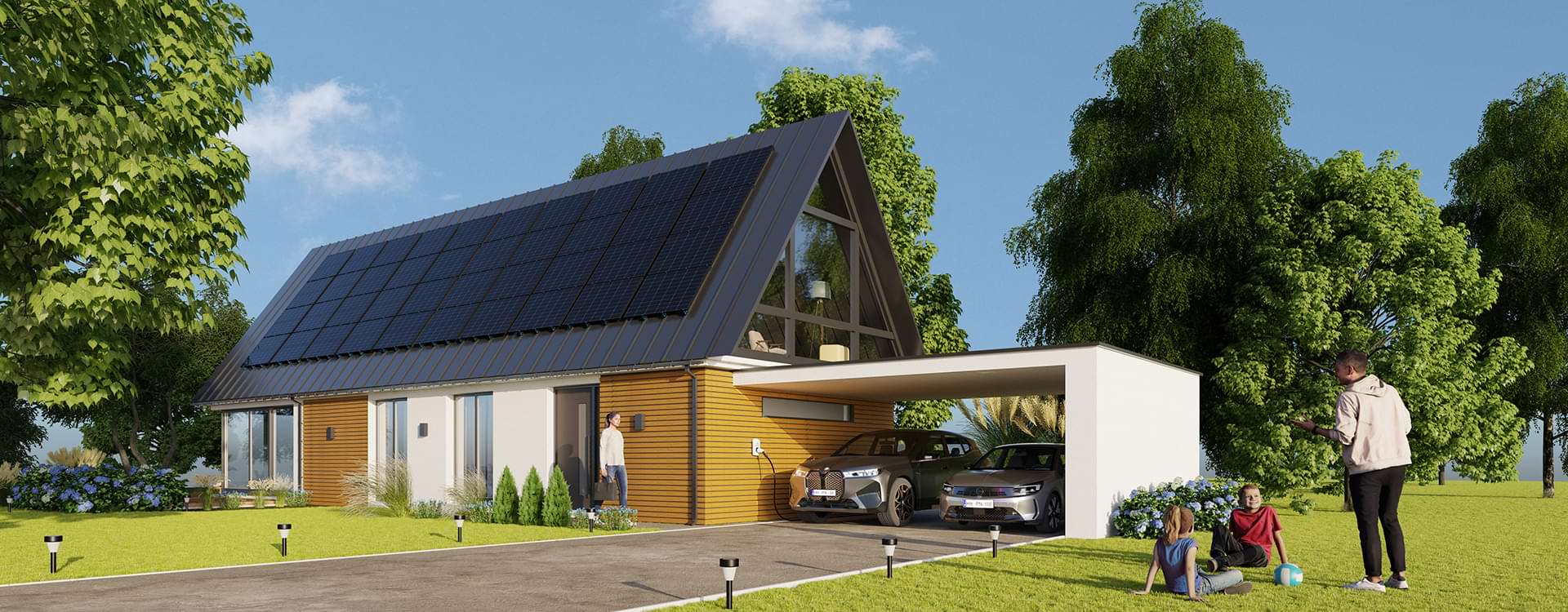 Ein modernes Haus mit Solardach, Carport und zwei Autos. Vor dem Haus stehen drei Personen, zwei Kinder sitzen auf dem Rasen.
